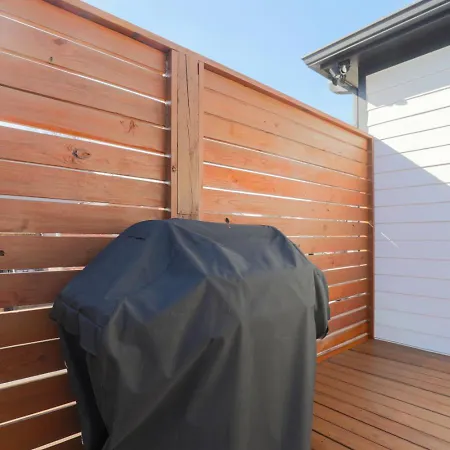 Broadway Breeze Escape Modern Comfort Holiday home