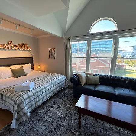 Walk To Broadway - Free Gated Parking - Cozy Nashville