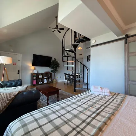 Apartment Walk To Broadway - Free Gated Parking - Cozy *