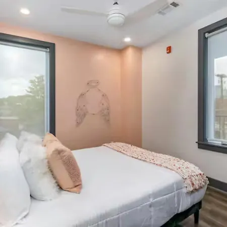 Oasis At The Muse Modern 2br With Balcony & Rooftop Views Nashville
