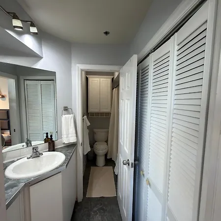 Walk To Broadway - Free Gated Parking - Cozy * Nashville