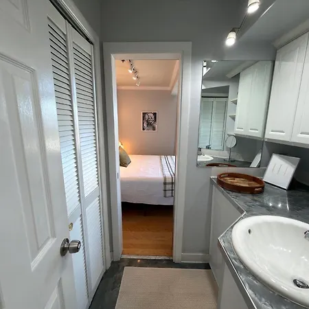 Apartment Walk To Broadway - Free Gated Parking - Cozy *