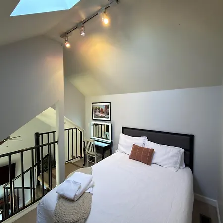 Walk To Broadway - Free Gated Parking - Cozy Apartment