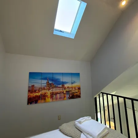 Walk To Broadway - Free Gated Parking - Cozy Apartment *