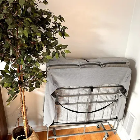Apartment Walk To Broadway - Free Gated Parking - Cozy