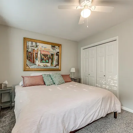 Holiday home Family W/ Deck: 12 Mi To Downtown Nashville! *