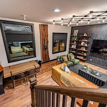 Two Lavish Gulch Homes - Mins To Broadway Holiday home