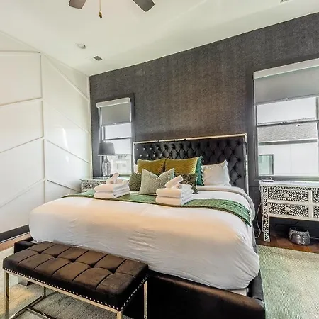 Two Lavish Gulch Homes - Mins To Broadway Holiday home *