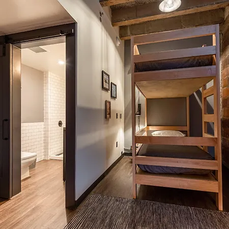 Hotel Moxy Downtown 3*