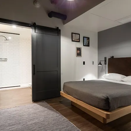 Hotel Moxy Downtown 3*