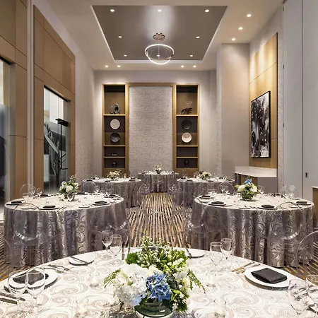 Hilton Bna Airport Terminal Hotel 4*