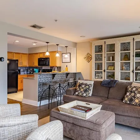 Holiday home Cumberland River Views Walk To Broadway Downtown Stadium Rockin Riverfront *