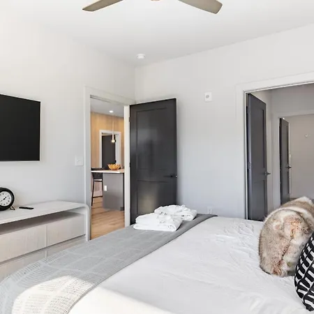 Sleeps 18 3 Modern Midtown W Gym Pool Walkable To Shops Eats Holiday home *