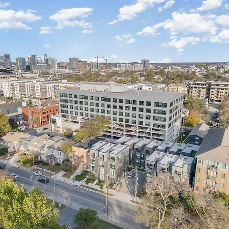 Holiday home Luxe-rooftop Echo-private Deck-4 Mins Broadway *