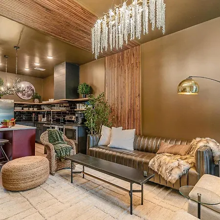 Luxe-rooftop Echo-private Deck-4 Mins Broadway Holiday home *