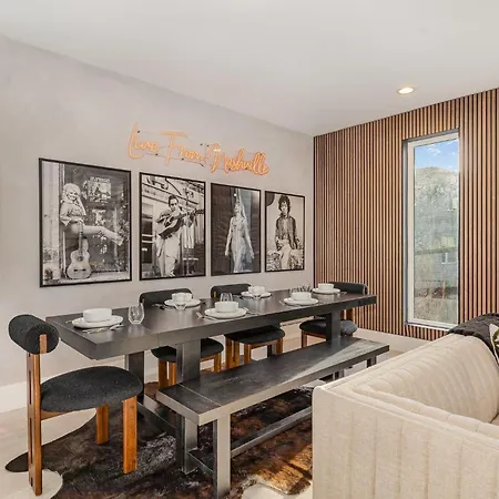 Holiday home Luxe-high Note-rooftop Hot Tub-3 Mins To Broadway *