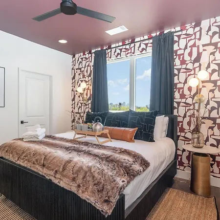 Coloratura - 2 Units W/ Hot Tubs - Near Broadway *