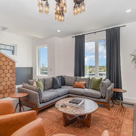 Coloratura - 2 Units W/ Hot Tubs - Near Broadway