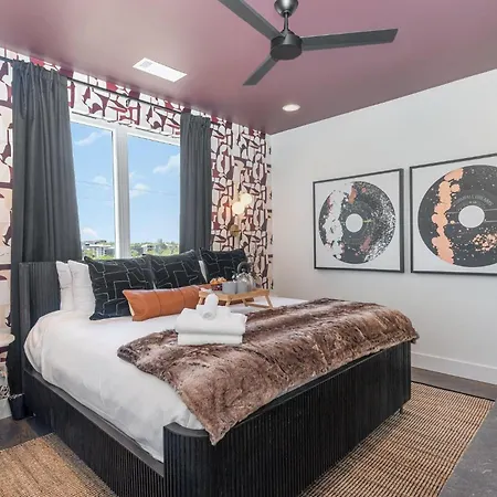 Coloratura - 2 Units W/ Hot Tubs - Near Broadway Holiday home *