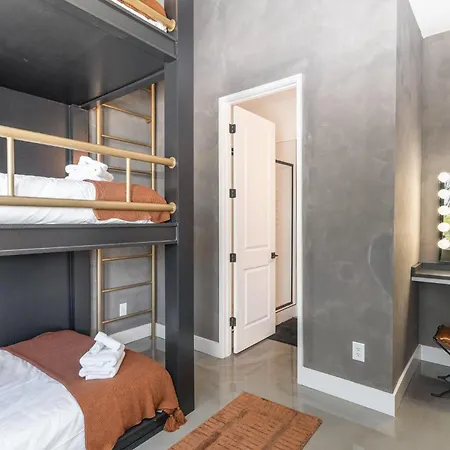 Holiday home Coloratura - 2 Units W/ Hot Tubs - Near Broadway Nashville