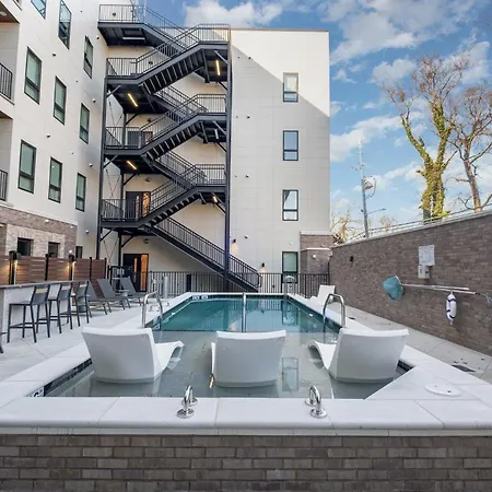 Acoustic Anthem-2 Units-pool & Gym-in Music Row Holiday home Nashville
