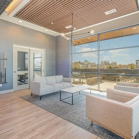 Acoustic Anthem-2 Units-pool & Gym-in Music Row Holiday home Nashville