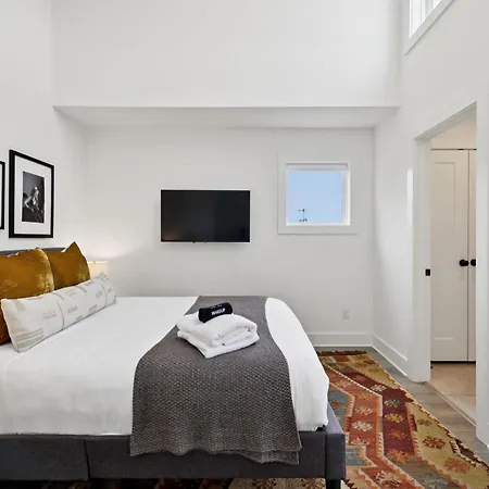 New Nash Modern Luxurious Space W Rooftop Views Holiday home Nashville