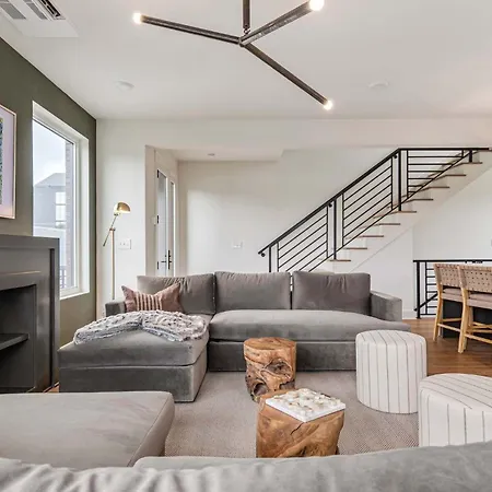 The Elmwood - Brand New Rooftop Lounge W Firepit Holiday home *
