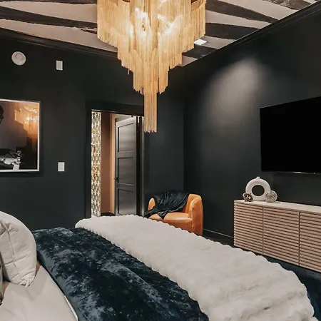 Starr Piano - Highball And Bellamy - 8 Bedroom Holiday home *