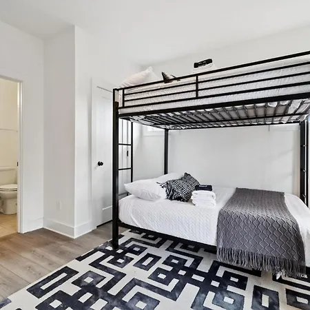 New Nash Modern Luxurious Space W Rooftop Views Holiday home Nashville