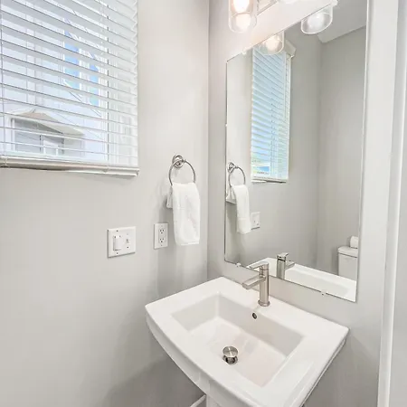 Cypress - Private Rooftop Patio - Mins To Broadway Holiday home *