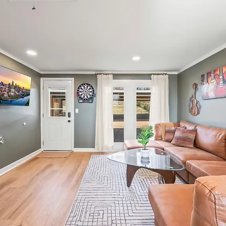 Cozy Ranch Retreat-large Deck & Yard-10 Mins To Downtown
