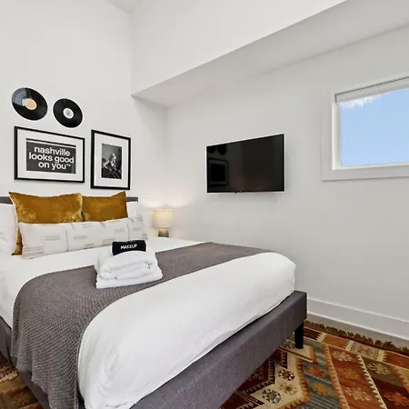 New Nash Modern Luxurious Space W Rooftop Views *