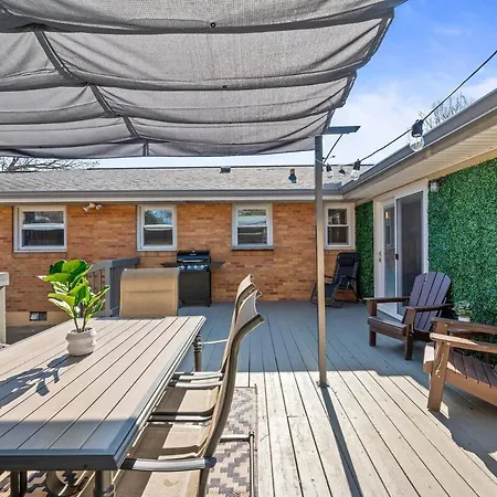 Cozy Ranch Retreat-large Deck & Yard-10 Mins To Downtown