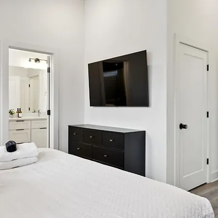 New Nash Modern Luxurious Space W Rooftop Views Holiday home Nashville