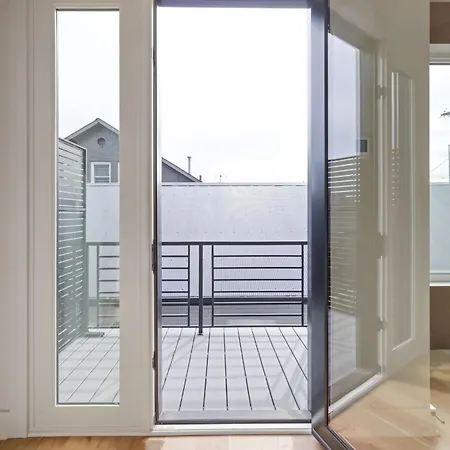 The Chestnut - Brand New Rooftop Skyline Views Holiday home