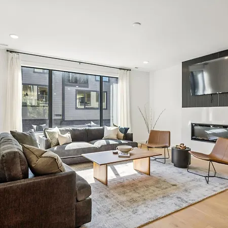 New Stylish Nash Townhouse W Hot Tub & Rooftop * Nashville