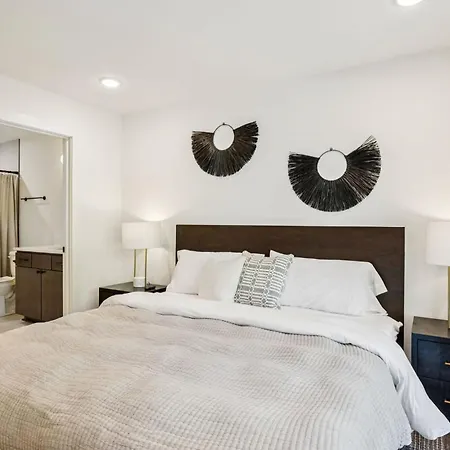New Stylish Nash Townhouse W Hot Tub & Rooftop Nashville