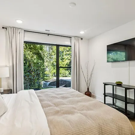 New Stylish Nash Townhouse W Hot Tub & Rooftop Nashville