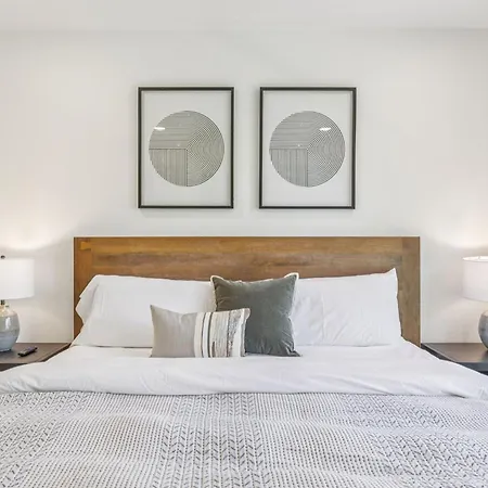New Stylish Nash Townhouse W Hot Tub & Rooftop Apartment Nashville