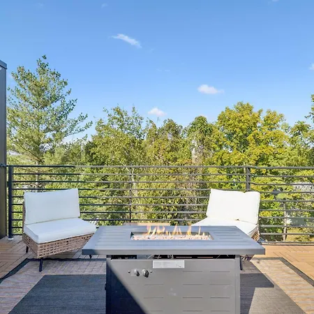New Stylish Nash Townhouse W Hot Tub & Rooftop Apartment