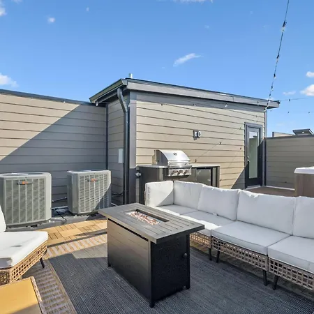 New Stylish Nash Townhouse W Hot Tub & Rooftop Apartment Nashville