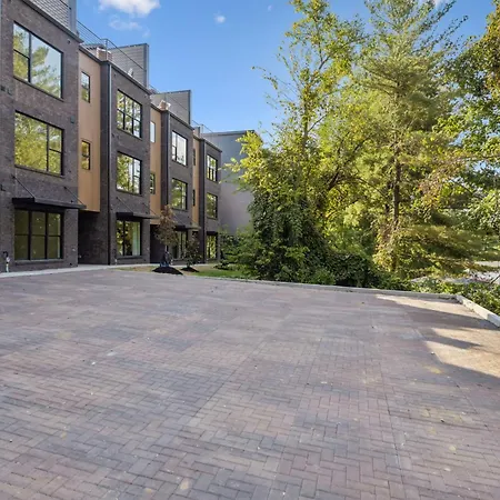 New Stylish Nash Townhouse W Hot Tub & Rooftop *