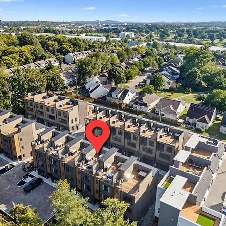 New Stylish Nash Townhouse W Hot Tub & Rooftop Apartment Nashville