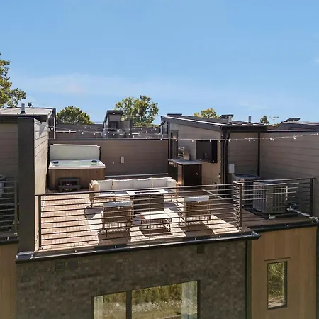 Apartment Getaway Rooftop Views & Modern Comfort Nashville