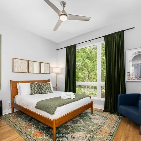 Holiday home Stylish 4br - Rooftop Deck Near Downtown Nashville