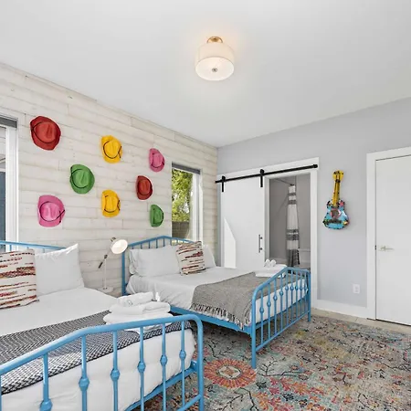 Stylish 4br - Rooftop Deck Near Downtown Holiday home *