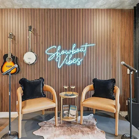 Showboat Vibes Murals Karaoke Stage Free Parking * Nashville