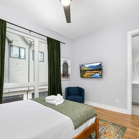Stylish 4br - Rooftop Deck Near Downtown Holiday home *