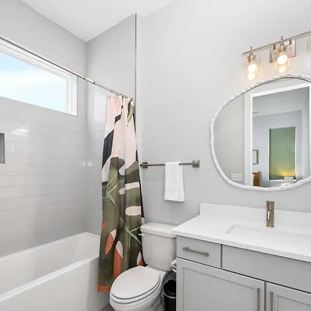 Holiday home Stylish 4br - Rooftop Deck Near Downtown